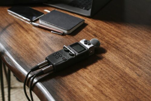 Radiocomunicador e celular sobre a mesa